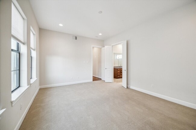 Building Photo - 4705 Jackson St