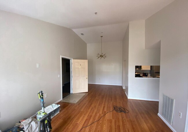 Building Photo - Beautiful 2 BR 1BA Condo - Looking for You!