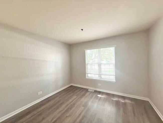 Building Photo - 5S525 Scots Dr