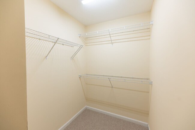 Building Photo - 121 Goldfinch Ave