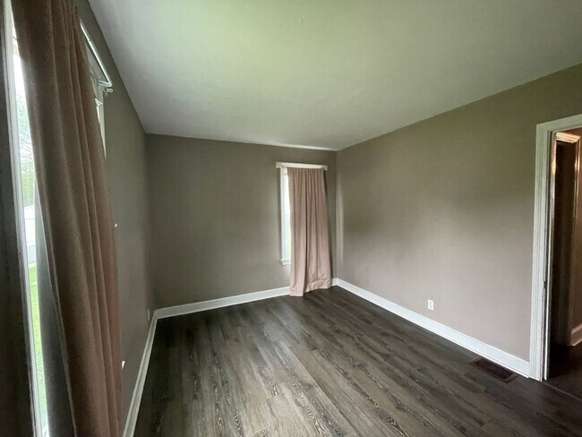 Building Photo - 606 N Court