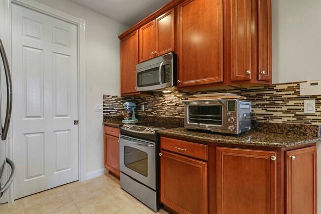 Building Photo - 1323 N Jeaga Dr