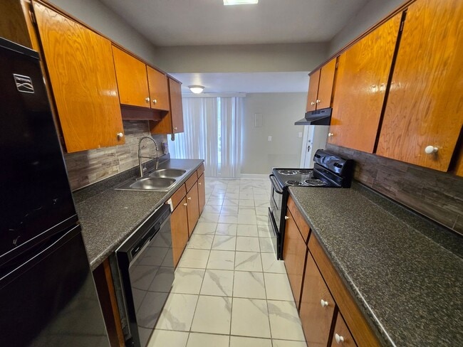 Building Photo - AVAILABLE NOW - Charming 3 Bed / 2 Bath Ho...