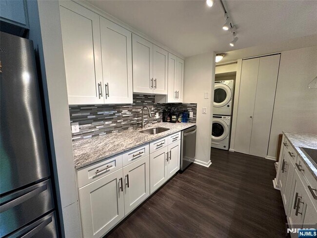 Building Photo - 200 Grand Cove Way