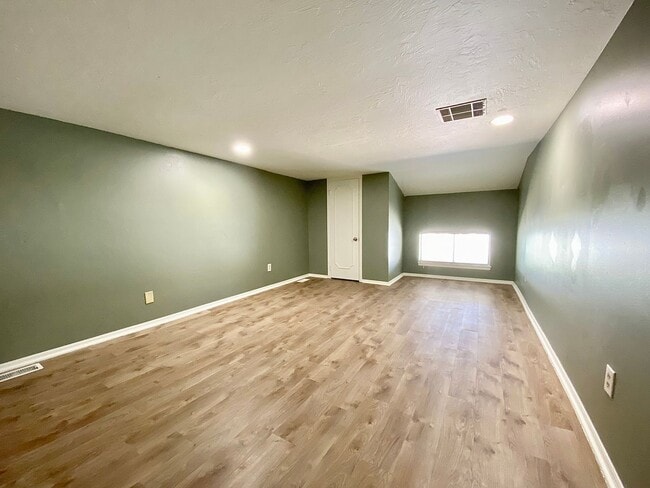 Building Photo - Large 3 Bed 2 Bath off NW 63rd & N. Villa in OKC