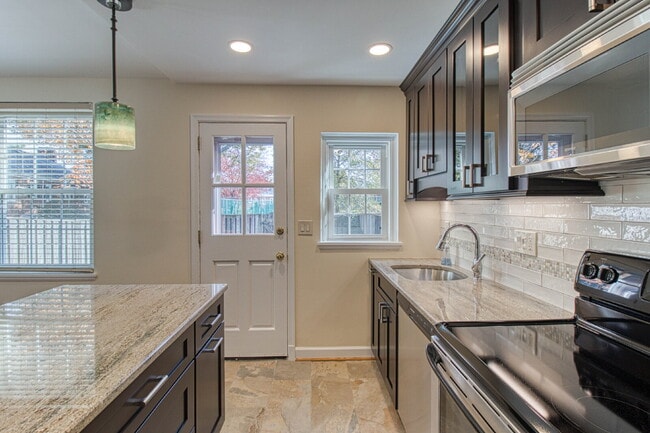 Building Photo - Discover Exceptional Townhouse Living!