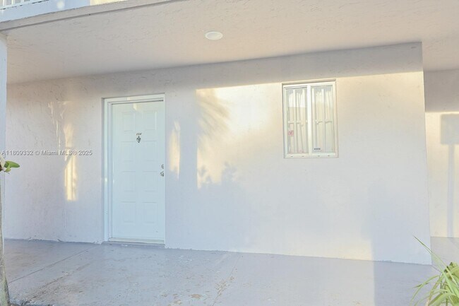 Primary Photo - 2730 W 76th St
