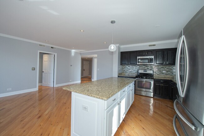 Building Photo - 6560 W Diversey Ave