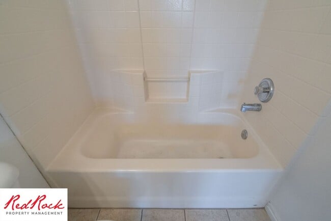 Building Photo - Spacious 3 Bedroom Townhome in Central St....