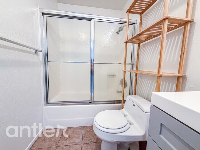 Building Photo - 11933 Goshen Ave