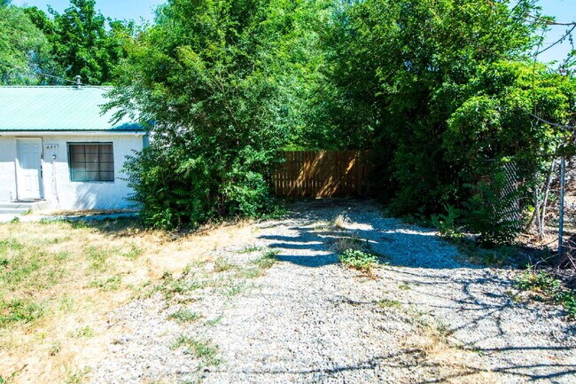 Building Photo - Huge Yard!