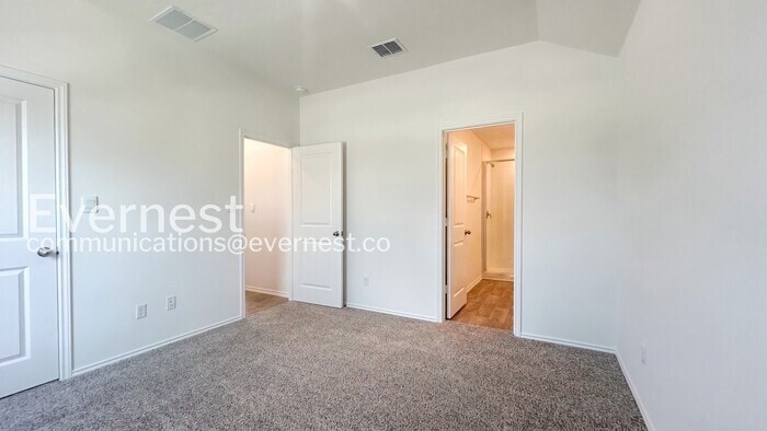 Building Photo - 320 Santo Domingo Rd