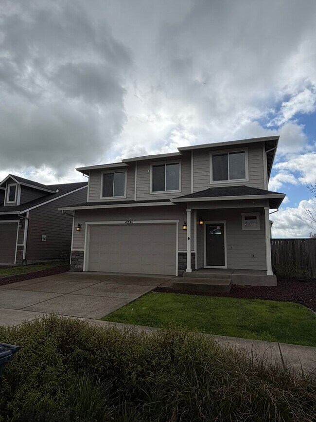 Building Photo - Must See 4 Bedroom!