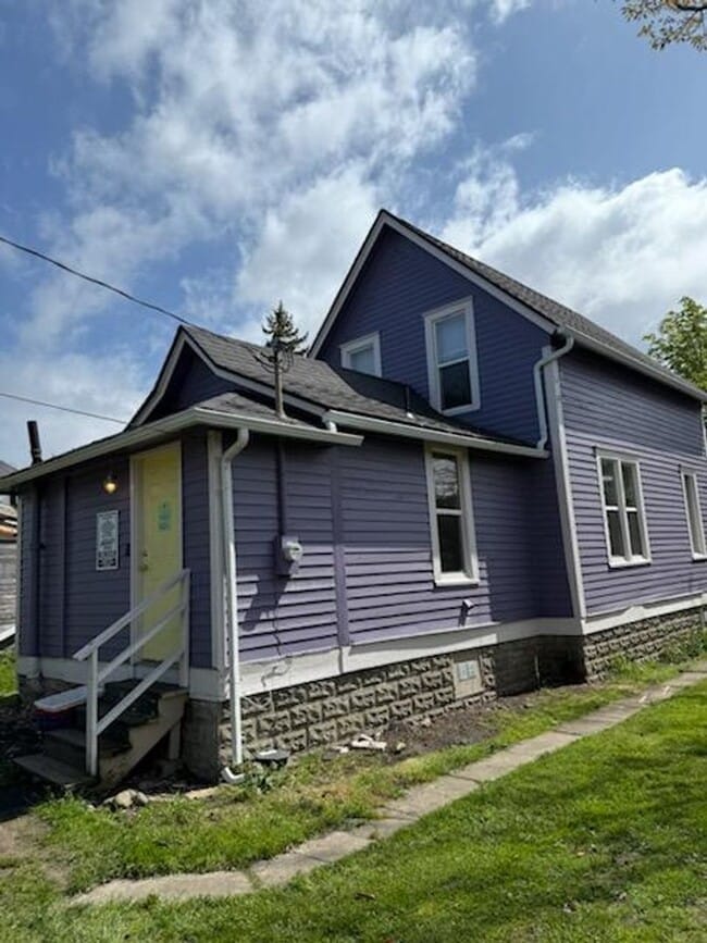Building Photo - 4-Bedroom House in Lettered Streets Neighborhood Available in May!