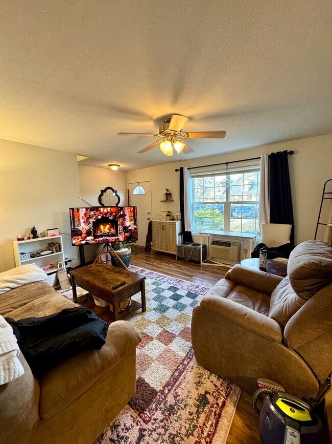 Building Photo - One Bedroom Apartment for Rent