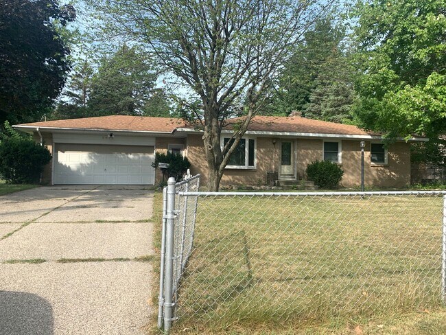 Building Photo - 5675 Juanita Dr SE