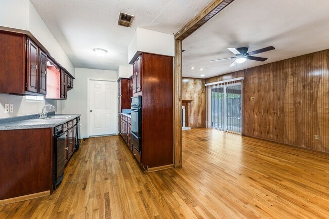 Building Photo - 10107 Muskogee Dr