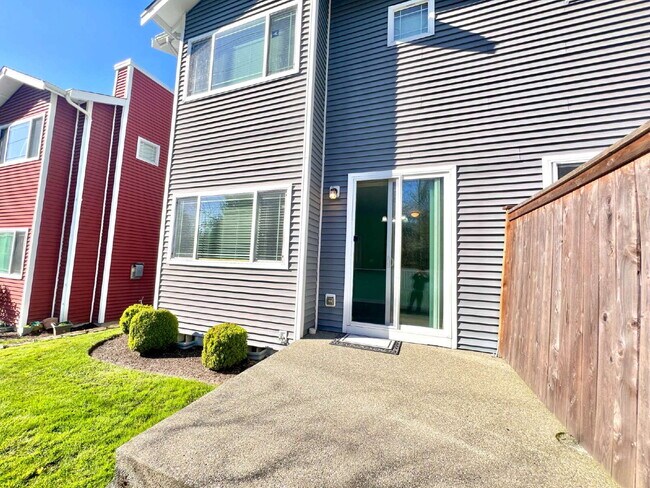 Building Photo - Move-In Ready Puyallup Townhome – Central Location, Easy Commute