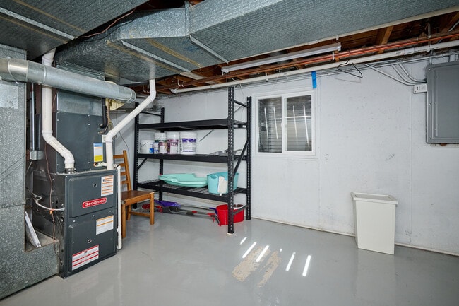 Building Photo - 926 N Boxwood Dr
