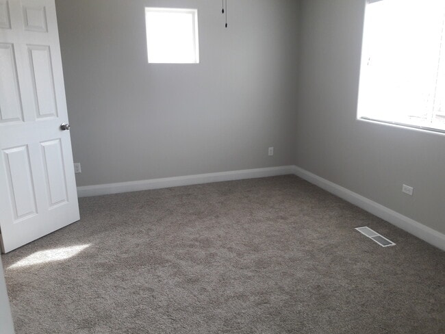Building Photo - Move-In Discount --3 bed 2.5 bath - Newer townhome in the heart of Cedar City