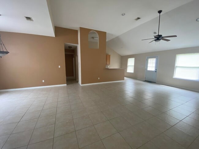 Building Photo - 2360 Crescent Rd