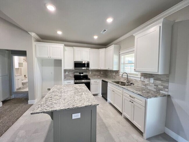 Building Photo - Single-Family Home- Desirable Cedarwood Plan