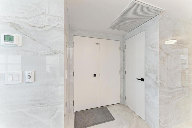 Building Photo - 603 Longboat Club Rd