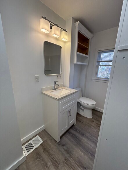 Building Photo - 1744 Farmington Ave