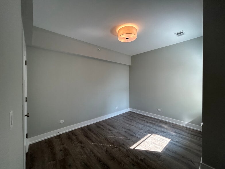 Building Photo - 1000 Crain St