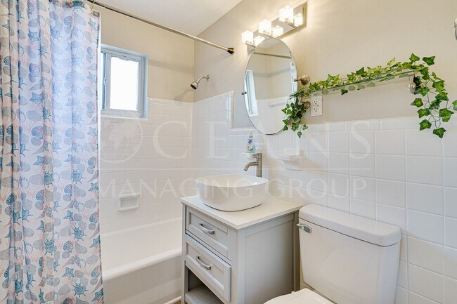 Building Photo - Beautifully Remodeled 3 Bedroom Home in th...