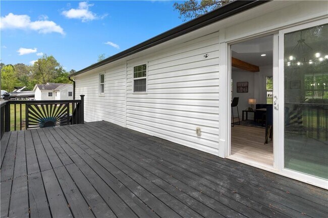 Building Photo - 2014 Fence Rd NE