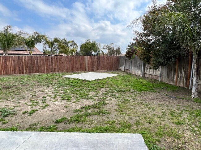 Building Photo - Spacious SW Bakersfield home!