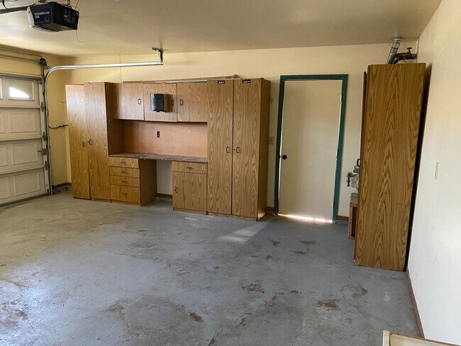 Building Photo - Beat the heat in North Hanford, Central air, and pool!