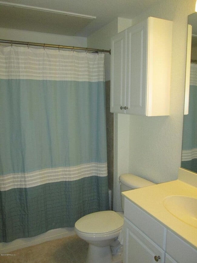 Building Photo - Cute 2 bedroom / 2 bath unit in beautiful ...