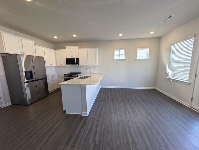 Building Photo - 5501 Hydrangea St