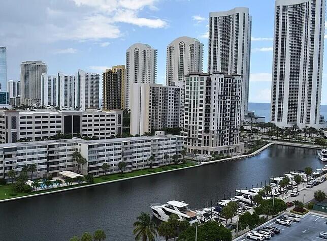 Building Photo - 300 Bayview Dr