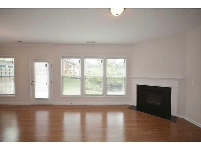 Building Photo - 2144 Greencrest Cir