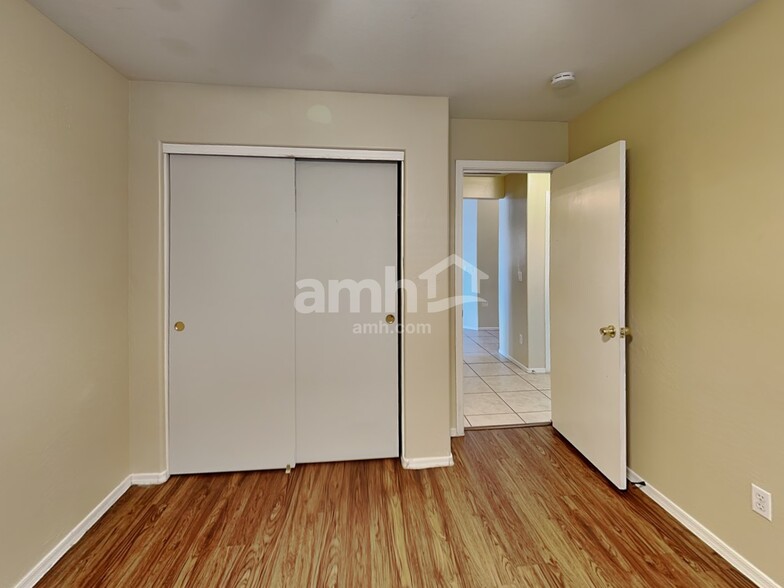 Building Photo - 10772 W Mountain View Dr