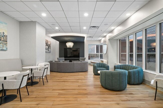 Building Photo - 512 N McClurg Ct