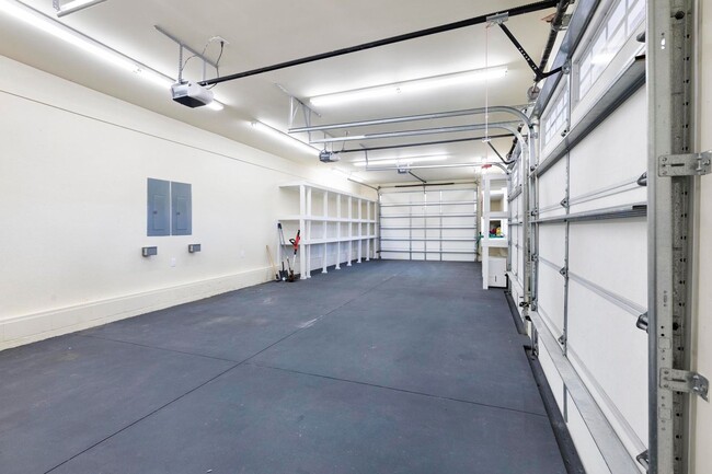 Building Photo - Fully furnished 1 bedroom 1 bath in fenced...