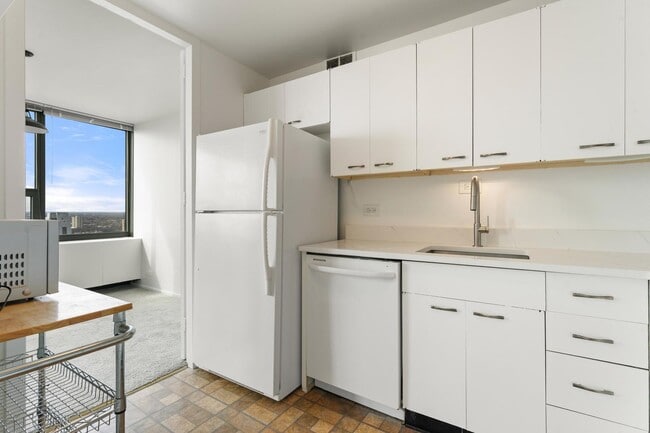 Building Photo - 1700 E 56th St