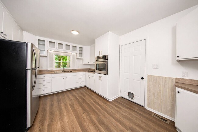 Building Photo - One level home in Beechwood