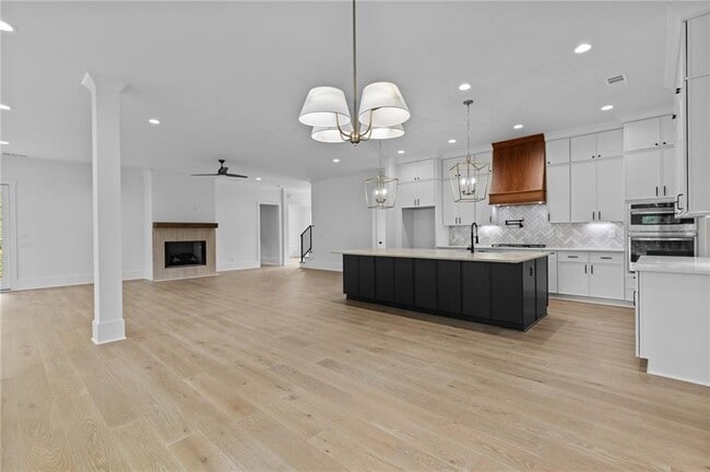 Building Photo - 6120 Hutchins Dr