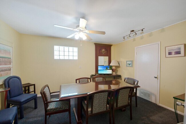 Building Photo - 2581 Garden Dr N