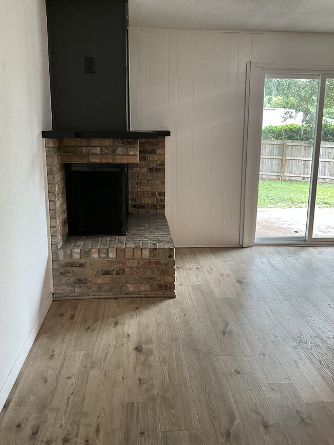 Building Photo - 3 bedroom 2 bath Single Family Home with N...