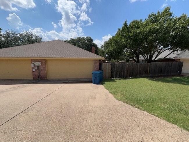 Building Photo - 818 Summit Dr