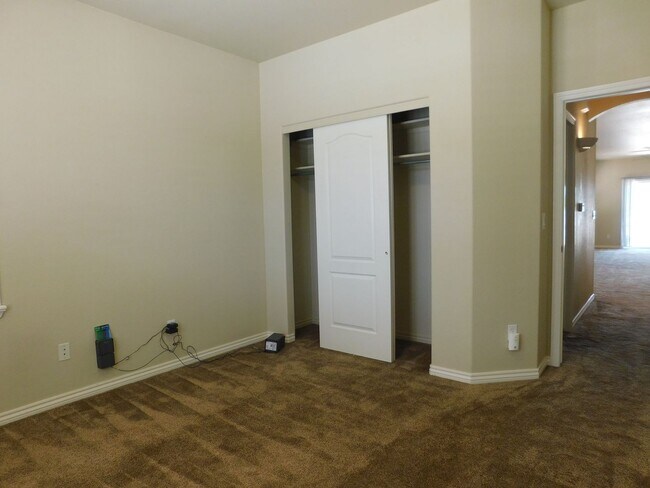 Building Photo - Spacious 2-Bed in Fountain Greens!