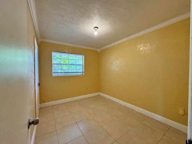 Building Photo - 867 Caroline Cir