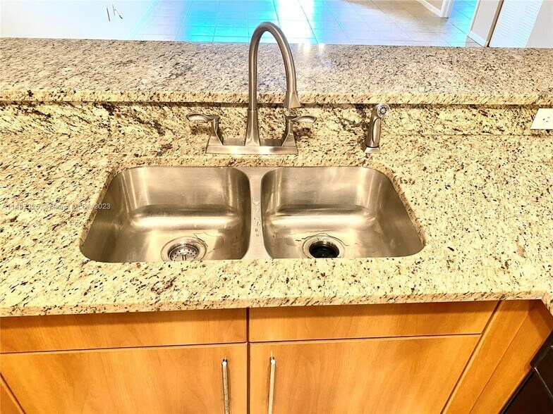 Building Photo - 5900 W Sample Rd