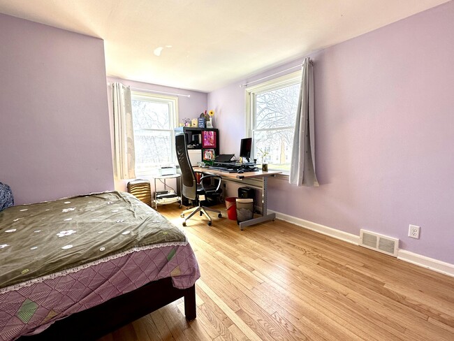 Building Photo - 4940 N Wildwood Ave